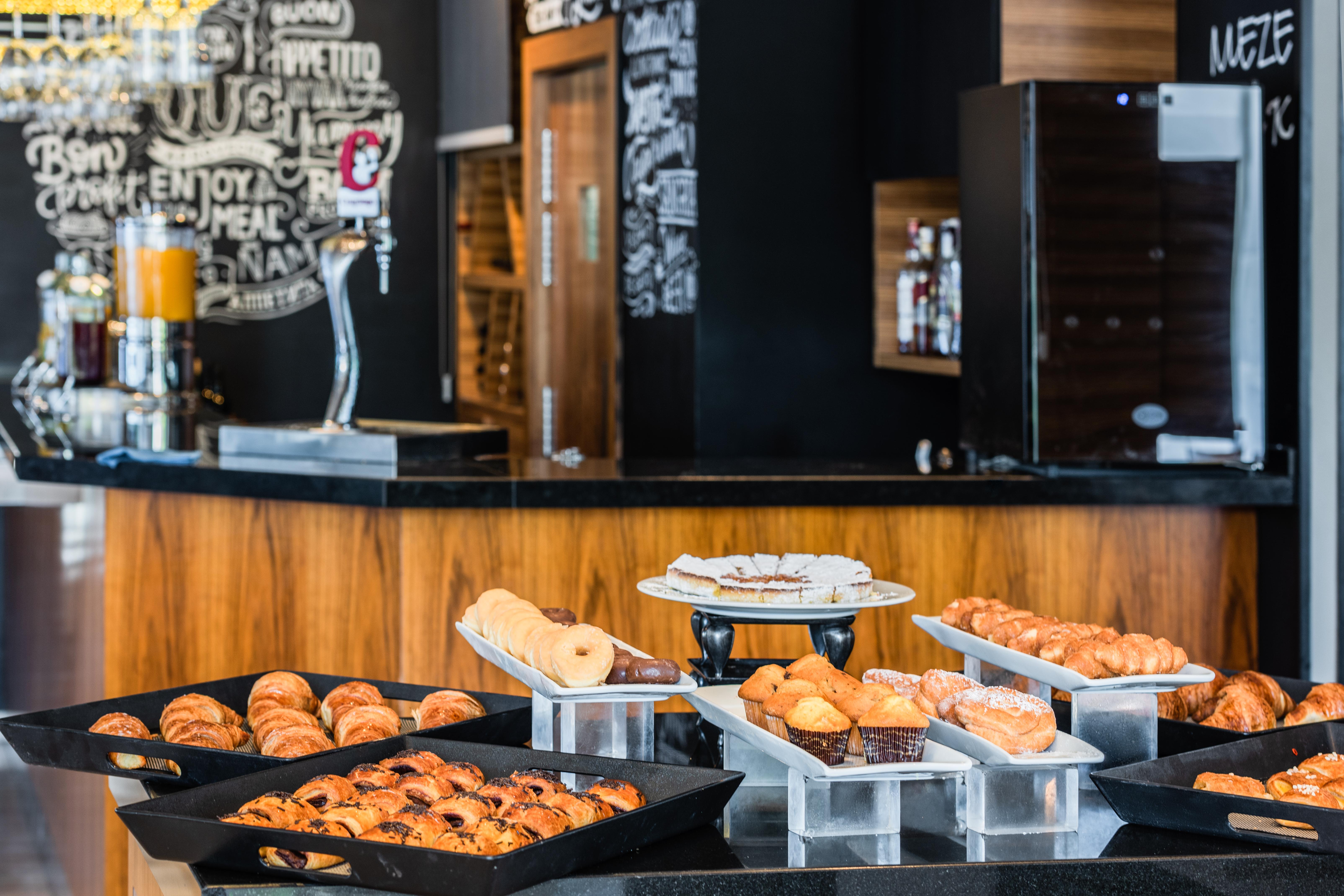 Hotel Madrid Chamartin, Affiliated By Melia Exteriör bild