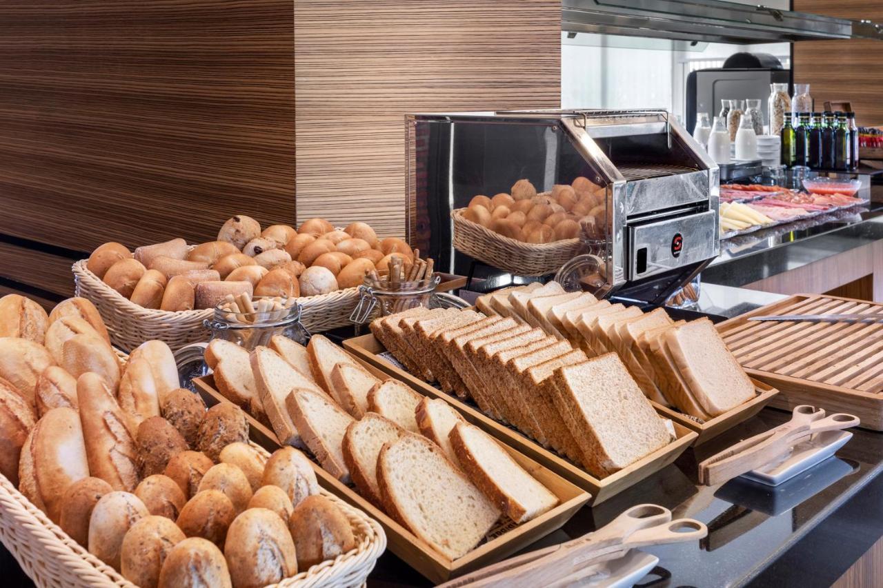Hotel Madrid Chamartin, Affiliated By Melia Exteriör bild